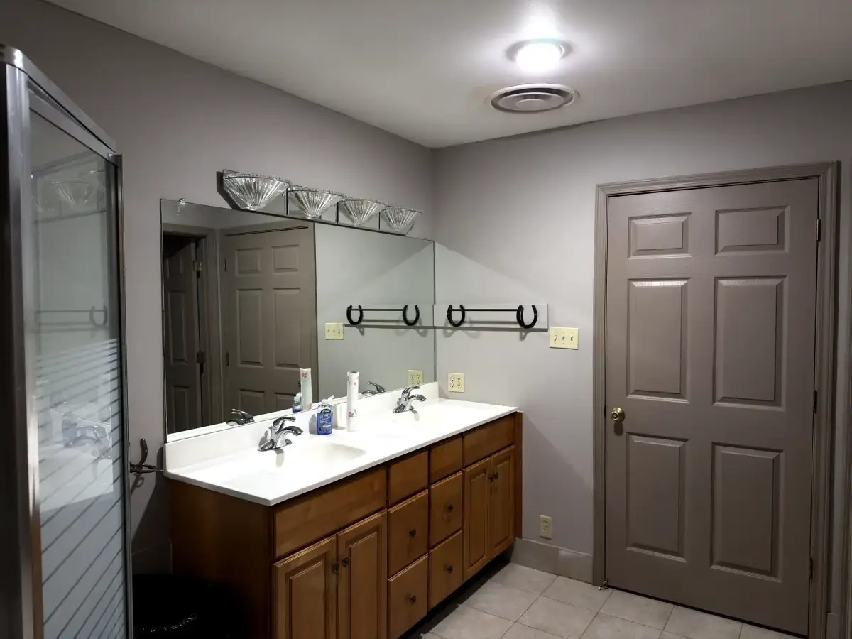 Second shared bathroom in the Bunk House